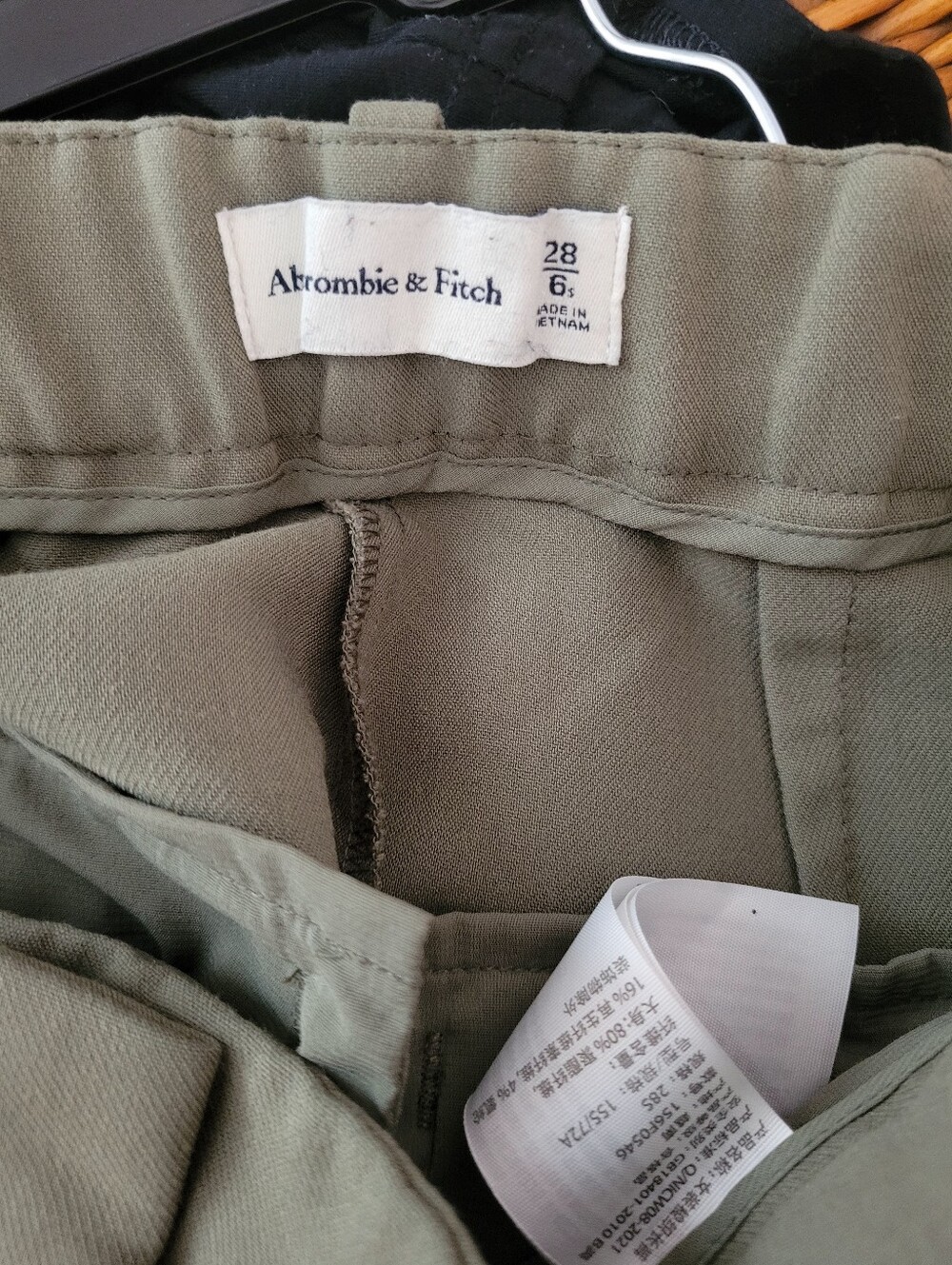 Abercrombie & Fitch Olive Green Wide Leg Pleated Pants Size 6S / 28 - Picture 4 of 7